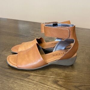 THE FLEXX Tan/Cognac Leather Ankle-Strap Wedge Sandals